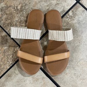 Universal Thread Sandals!!
